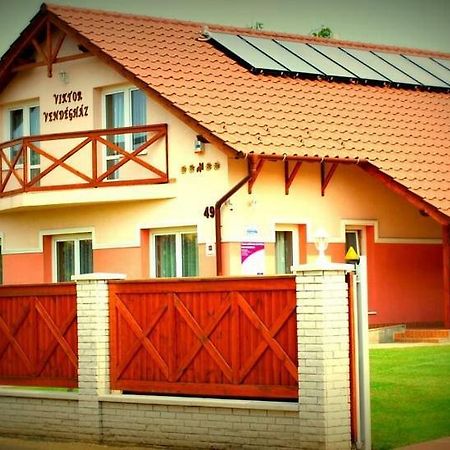Viktor Vendeghaz Es Apartmanhaz Baktaloranthaza المظهر الخارجي الصورة