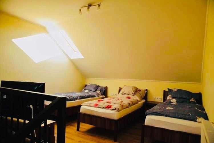 Viktor Vendeghaz Es Apartmanhaz Baktaloranthaza المظهر الخارجي الصورة