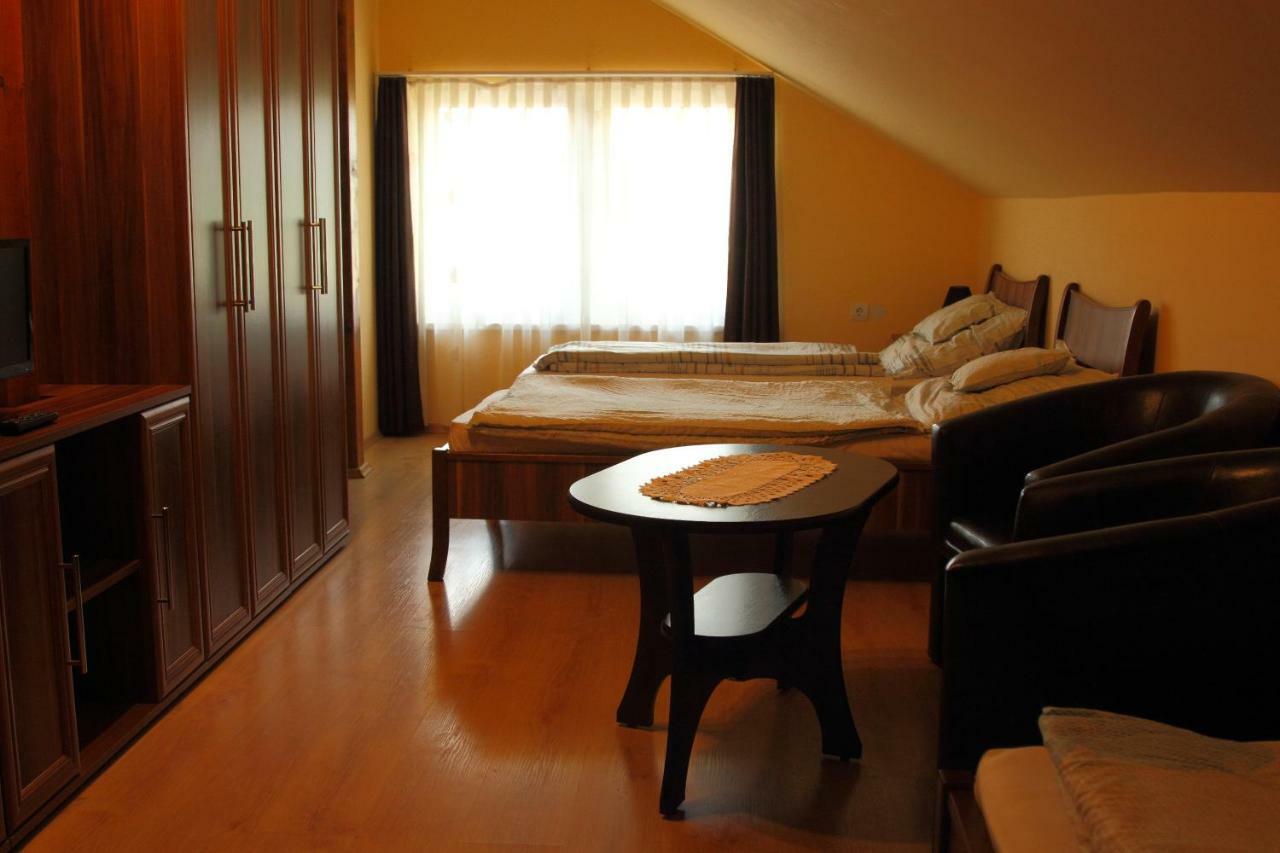 Viktor Vendeghaz Es Apartmanhaz Baktaloranthaza المظهر الخارجي الصورة