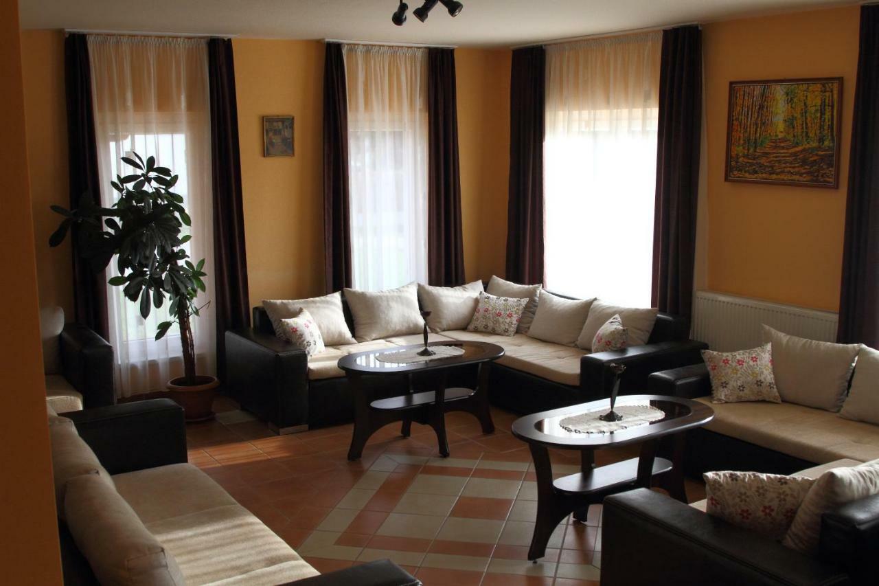 Viktor Vendeghaz Es Apartmanhaz Baktaloranthaza المظهر الخارجي الصورة