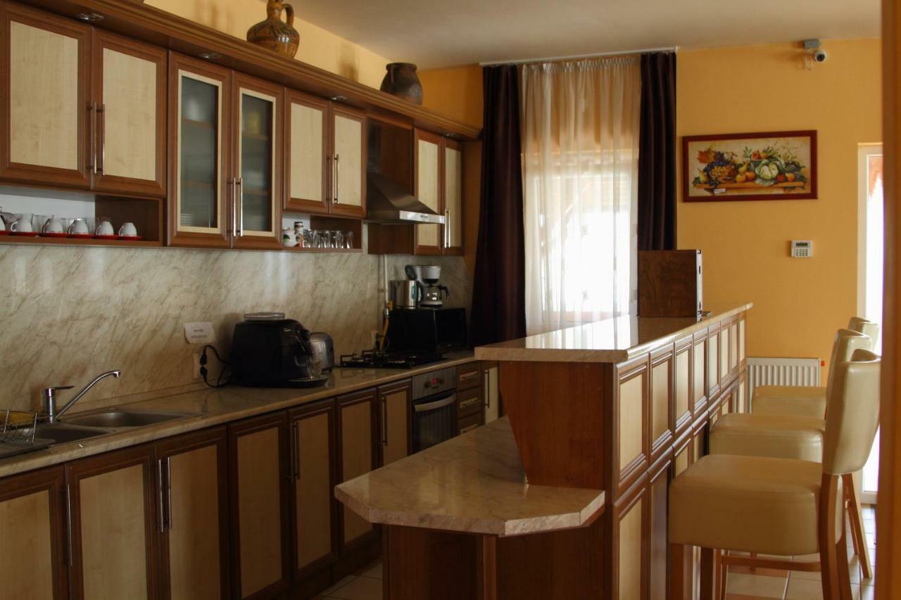 Viktor Vendeghaz Es Apartmanhaz Baktaloranthaza المظهر الخارجي الصورة