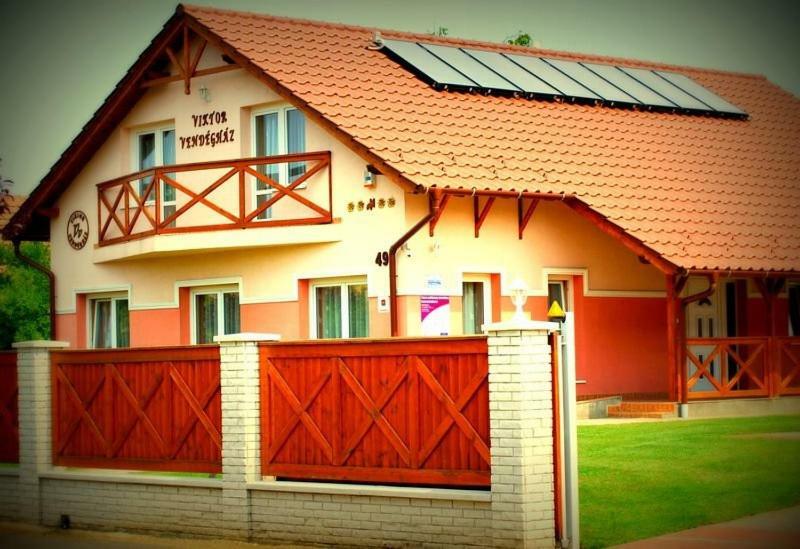 Viktor Vendeghaz Es Apartmanhaz Baktaloranthaza المظهر الخارجي الصورة