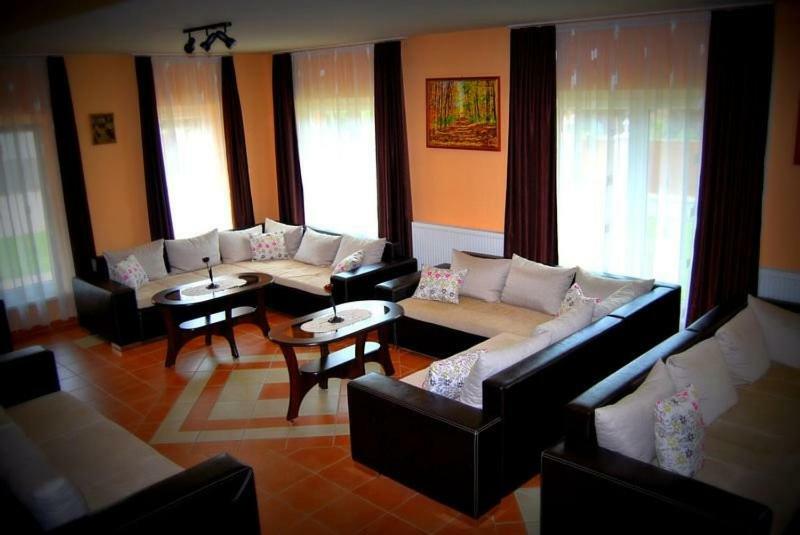 Viktor Vendeghaz Es Apartmanhaz Baktaloranthaza المظهر الخارجي الصورة