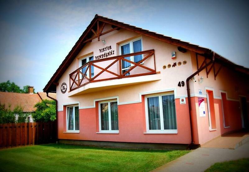 Viktor Vendeghaz Es Apartmanhaz Baktaloranthaza المظهر الخارجي الصورة