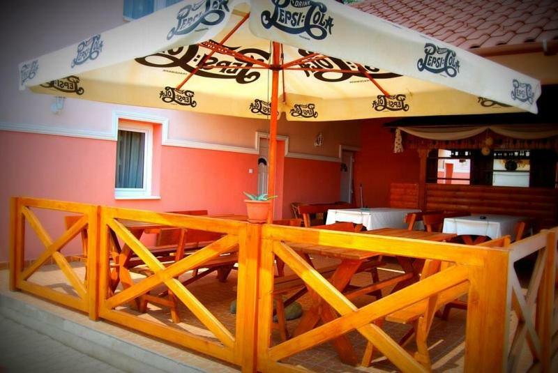 Viktor Vendeghaz Es Apartmanhaz Baktaloranthaza المظهر الخارجي الصورة